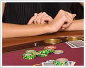  Verschränkte Arme bedeuten einen angehenden heißen Tisch